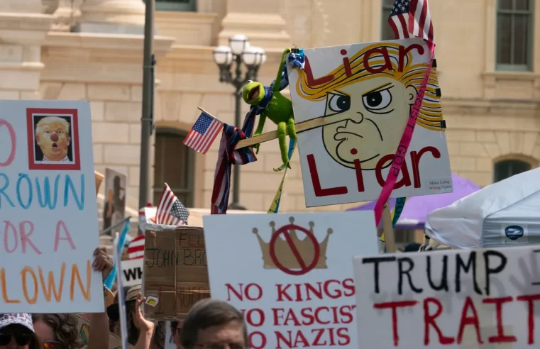 “Rage Against the Regime” mobiliza resistência popular inédita contra governo Trump