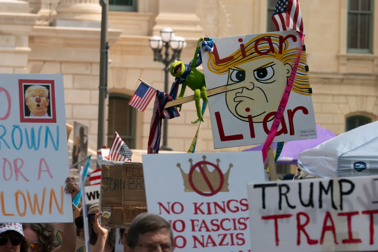 “Rage Against the Regime” mobiliza resistência popular inédita contra governo Trump