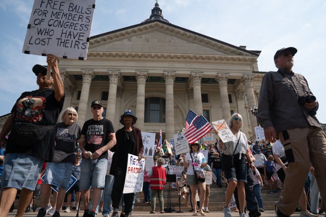 Manifestantes começam a marchar na escadaria sul do Kansas Statehouse durante o protesto "Rage Against the Regime" 50501 em 2 de agosto de 2025.