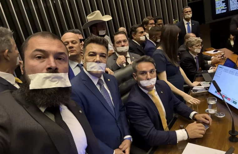 Oposição ocupa plenários por anistia e impeachment de Moraes e gera impasse no Congresso