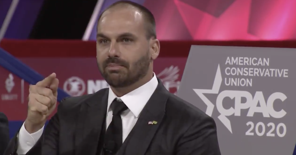 Eduardo Bolsonaro ataca Mauro Mendes com insulto após ser chamado de “louco”