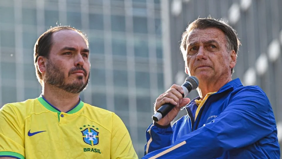 Carlos e o pai, Jair Bolsonaro. Créditos: Roberto Sungi/Ato Press/Folhapress