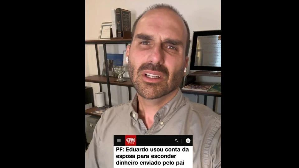 Eduardo Bolsonaro se faz de vítima: “É me chamar de burro”, critica reportagem da CNN