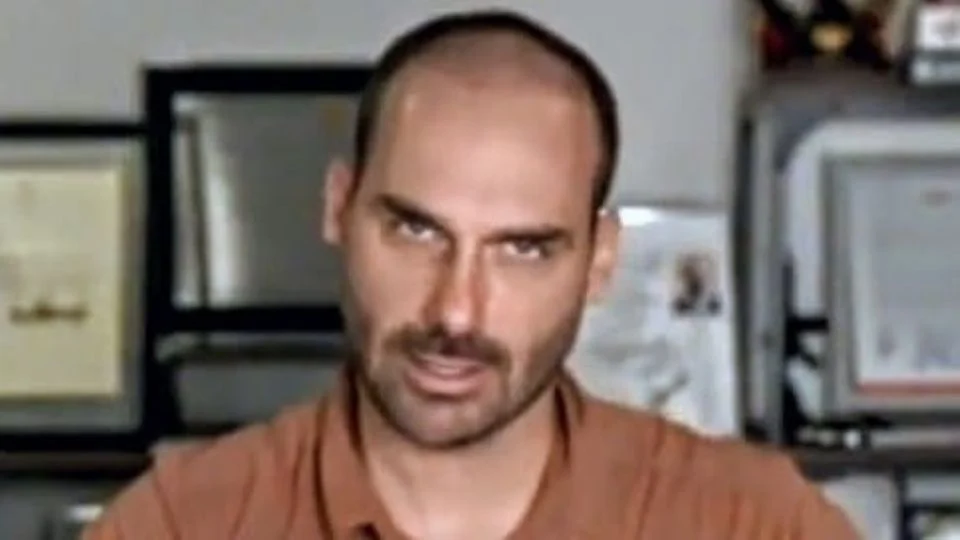 Eduardo Bolsonaro ameaça policiais que vigiam casa de seu pai e desafia STF