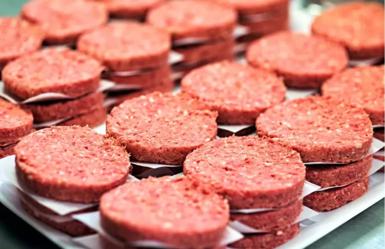 Entidade dos EUA alerta: EUA dependem do Brasil para carne moída e pede fim do tarifaço