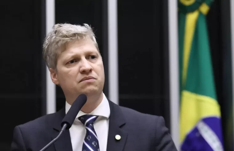 Bolsonaristas acusam projeto de proteção infantil de “censura” — mas a urgência segue intacta