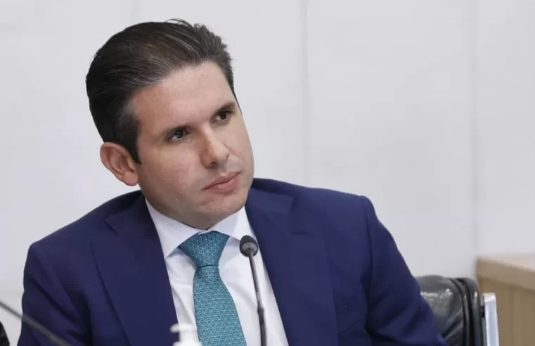 Hugo Motta protege Eduardo e trava pedido de cassação na Câmara