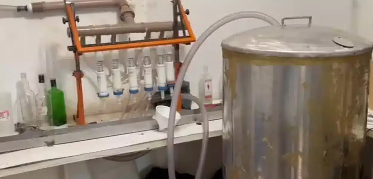 Polícia apreende 17,7 mil bebidas falsificadas em fábrica clandestina em SP