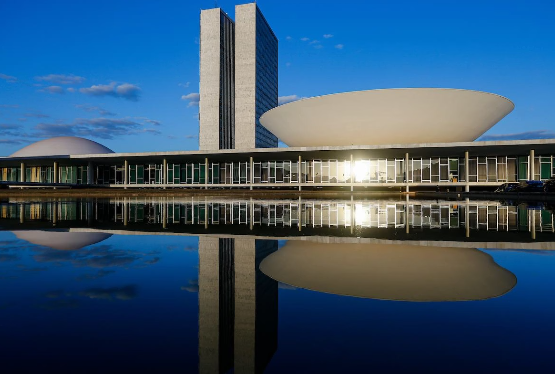 Câmara põe PEC da impunidade em destaque e posterga votação da anistia