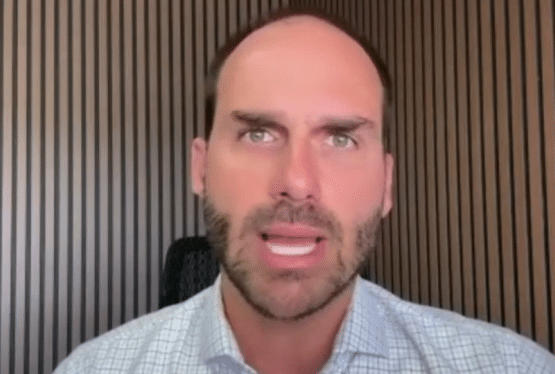 Eduardo Bolsonaro revela ambição presidencial: “Com meu pai fora, eu sou candidato”