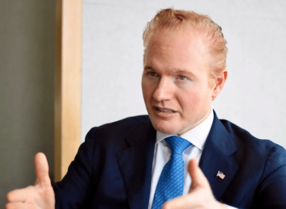 Advogado de Trump “defende” Eduardo Bolsonaro e dispara contra Moraes: “descarado”