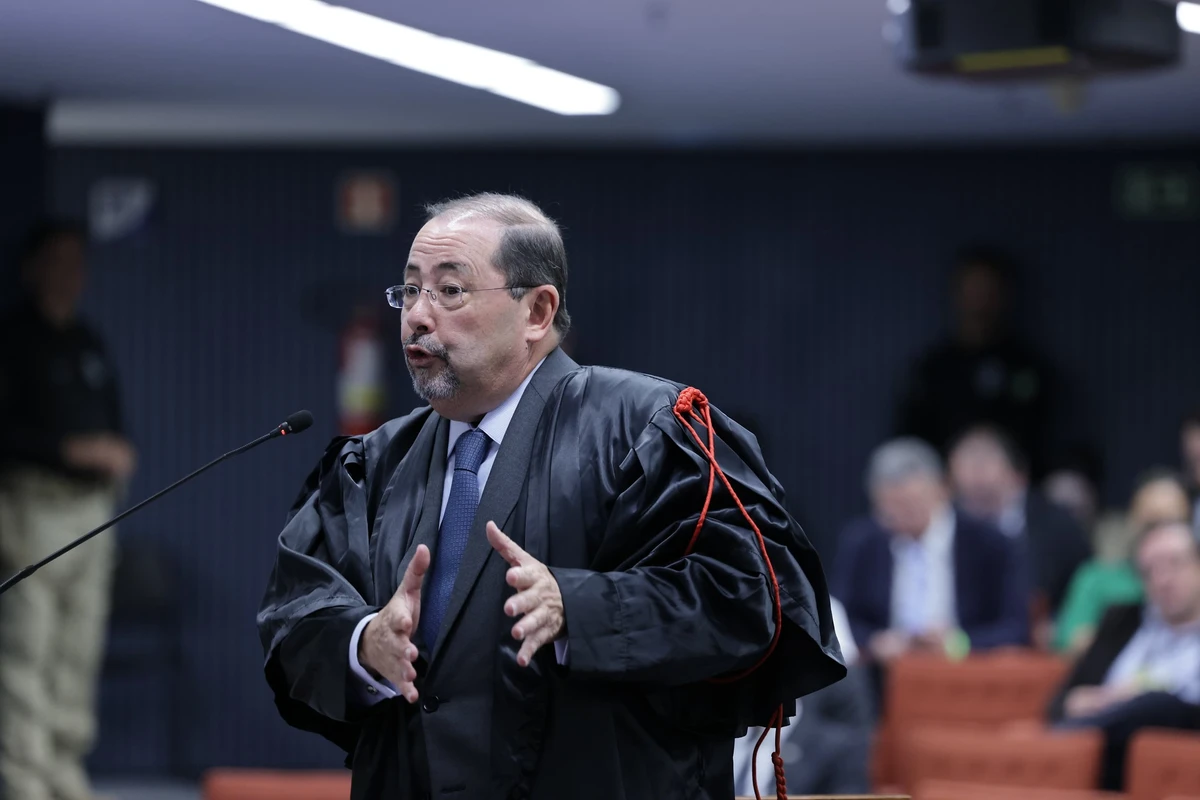 Defesa nega golpe, acusa delator e diz que Bolsonaro foi “arrastado” ao 8/1