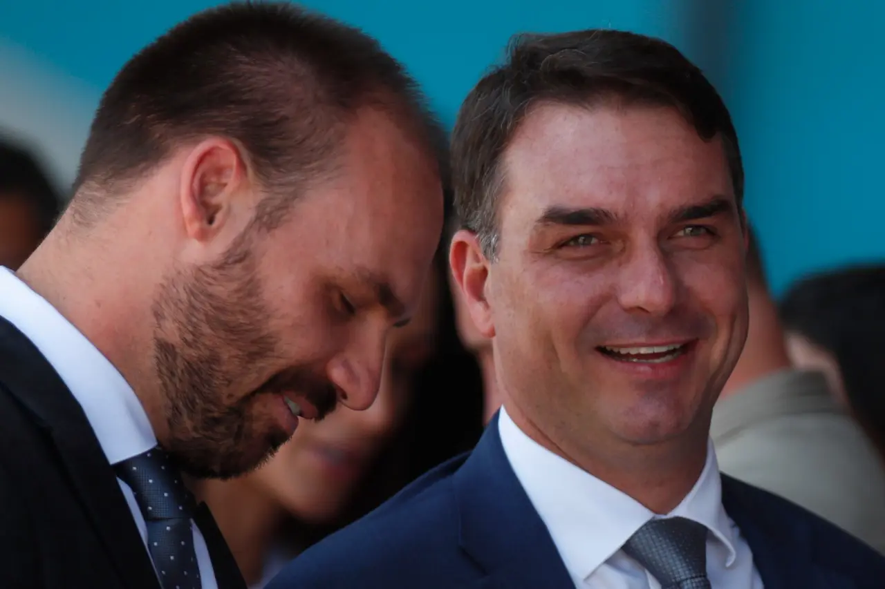 Flávio Bolsonaro vira “pombo‑correio” de Trump e tramita “dossier contra Moraes” aos EUA