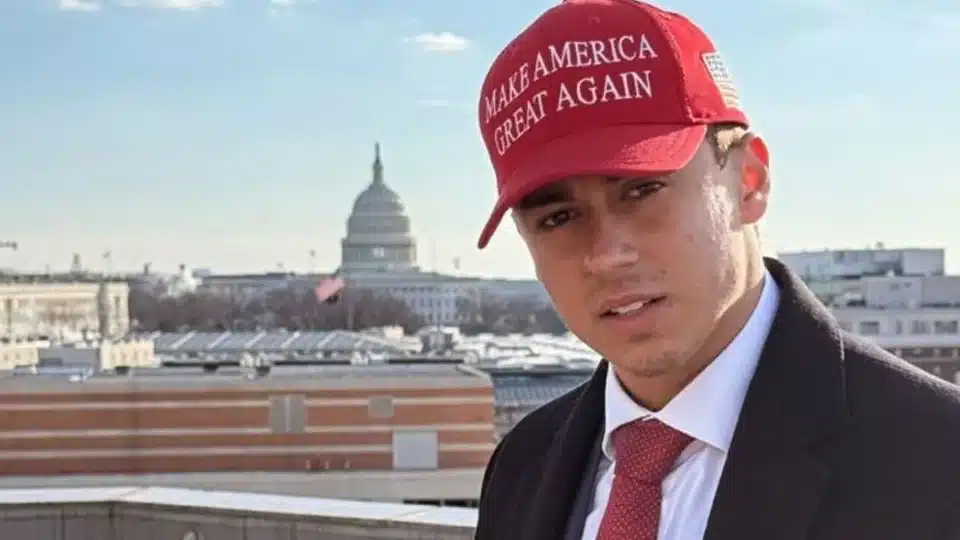 Nikolas Ferreira rasga fantasia de “patriota” e chama Brasil de “Bostil”