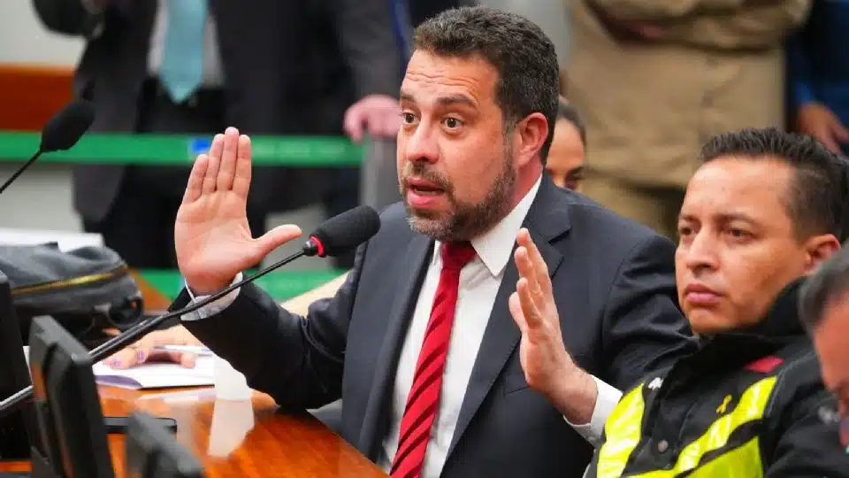 Projeto de Boulos pode pôr fim à “caixa-preta” dos preços dos combustíveis