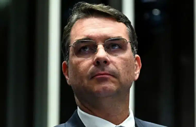 Flávio Bolsonaro ataca Janja por ajuda à Palestina e mente sobre ações do governo