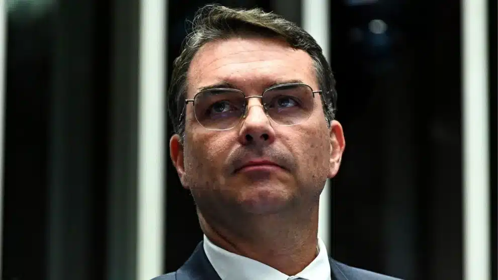 Flávio Bolsonaro ataca Janja por ajuda à Palestina e mente sobre ações do governo