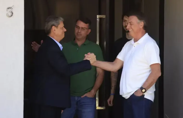 Candidatura de Flávio Bolsonaro desmonta articulação e humilha Tarcísio de Freitas, dizem aliados do Centrão