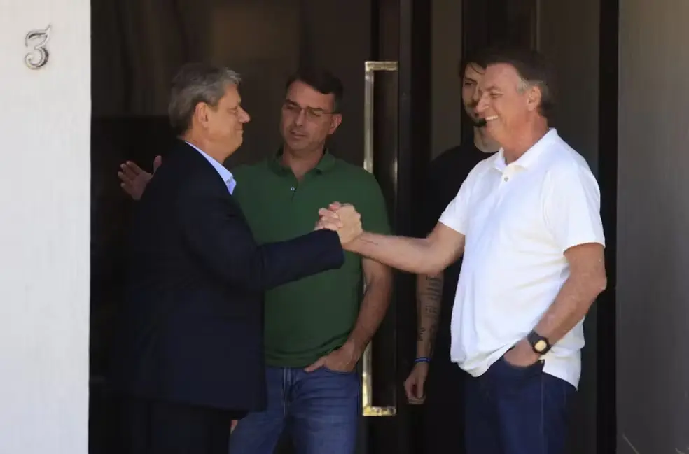 Jair Bolsonaro avalia lançar Flávio Bolsonaro ou Tarcísio de Freitas à Presidência em 2026 mesmo após condenação