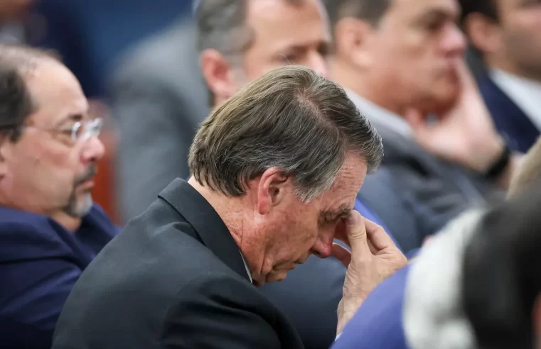 PT traduz documento sobre julgamento de Bolsonaro para 4 idiomas e denuncia trama golpista internacional
