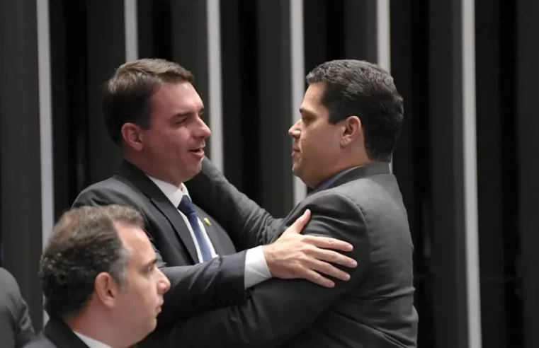 Flávio Bolsonaro rejeita “anistia meia-bomba” e defende perdão total aos golpistas do 8/1