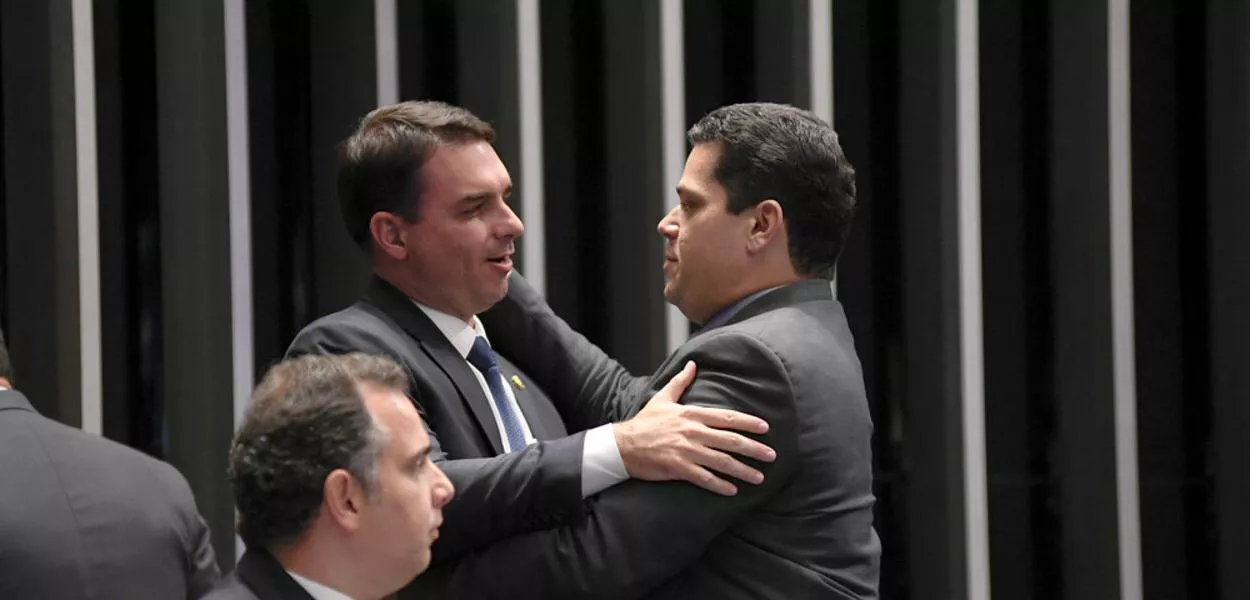 Flávio Bolsonaro rejeita “anistia meia-bomba” e defende perdão total aos golpistas do 8/1