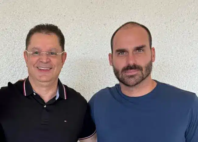 PL propõe alterar regimento para cortar salário de Eduardo Bolsonaro fora do país