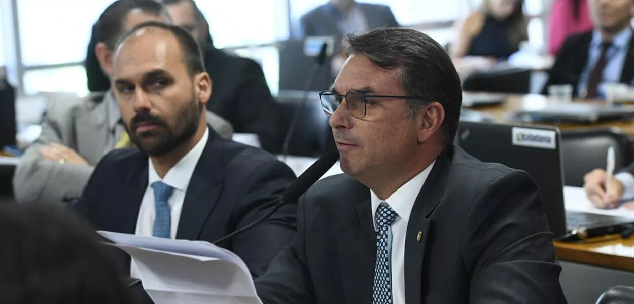 Flávio Bolsonaro pede “moderação” ao irmão Eduardo Bolsonaro nos EUA