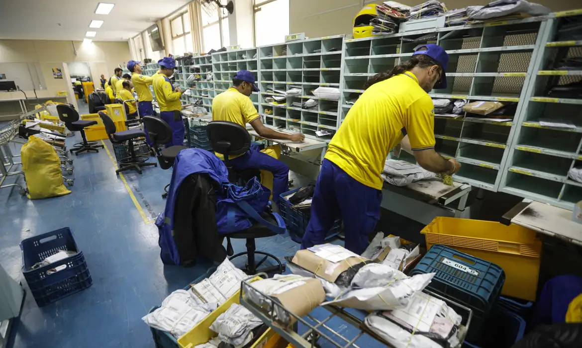 Governo articula empréstimo para socorrer os Correios em crise bilionária