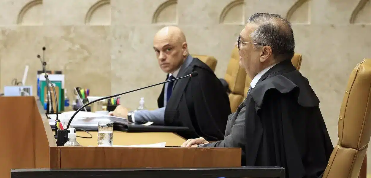 Moraes e Dino votam para manter condenação de Bolsonaro e comparsas