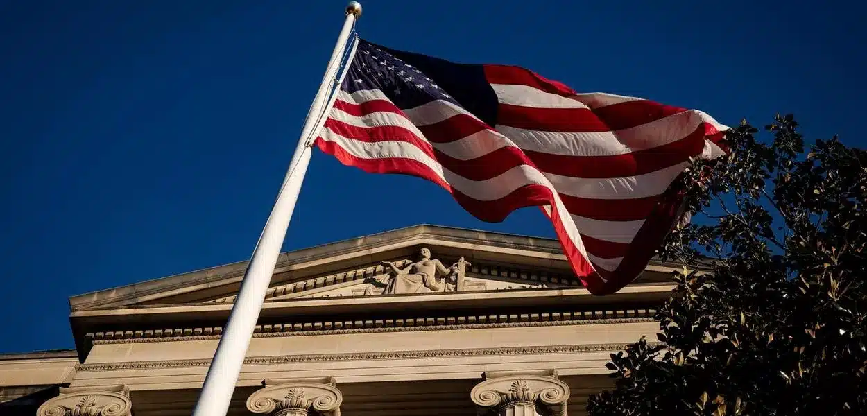 Embaixada dos EUA anuncia paralisação de serviços no Brasil por “apagão” orçamentário