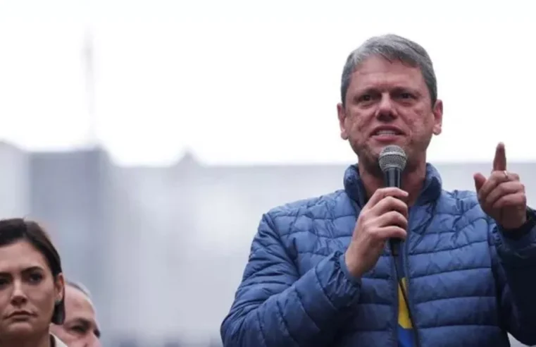 Bolsonaro aceita candidatura de Tarcísio, mas exige Michelle como vice, dizem aliados