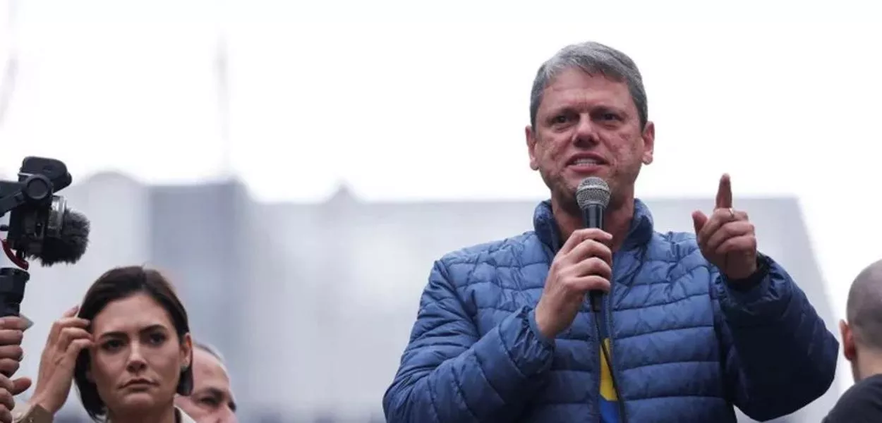 Bolsonaro aceita candidatura de Tarcísio, mas exige Michelle como vice, dizem aliados