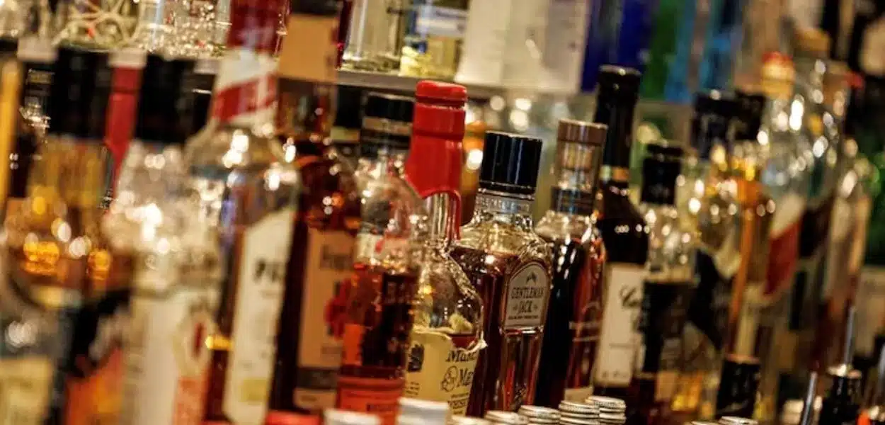 Ondas de tragédias: falsificação com metanol atinge Brasil, Colômbia, Rússia e outros