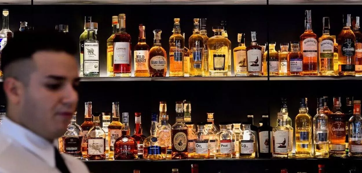 Limpeza com metanol em garrafas falsificadas pode explicar intoxicações