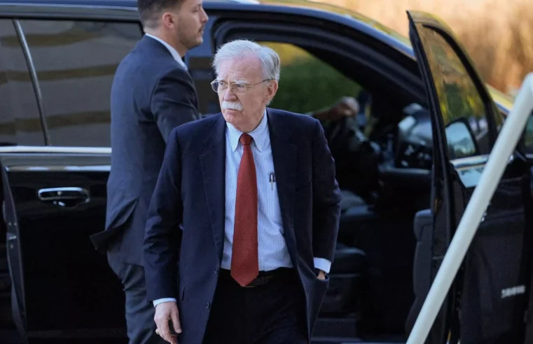Ex-assessor de Trump, Bolton se entrega após acusação de manipular informações confidenciais