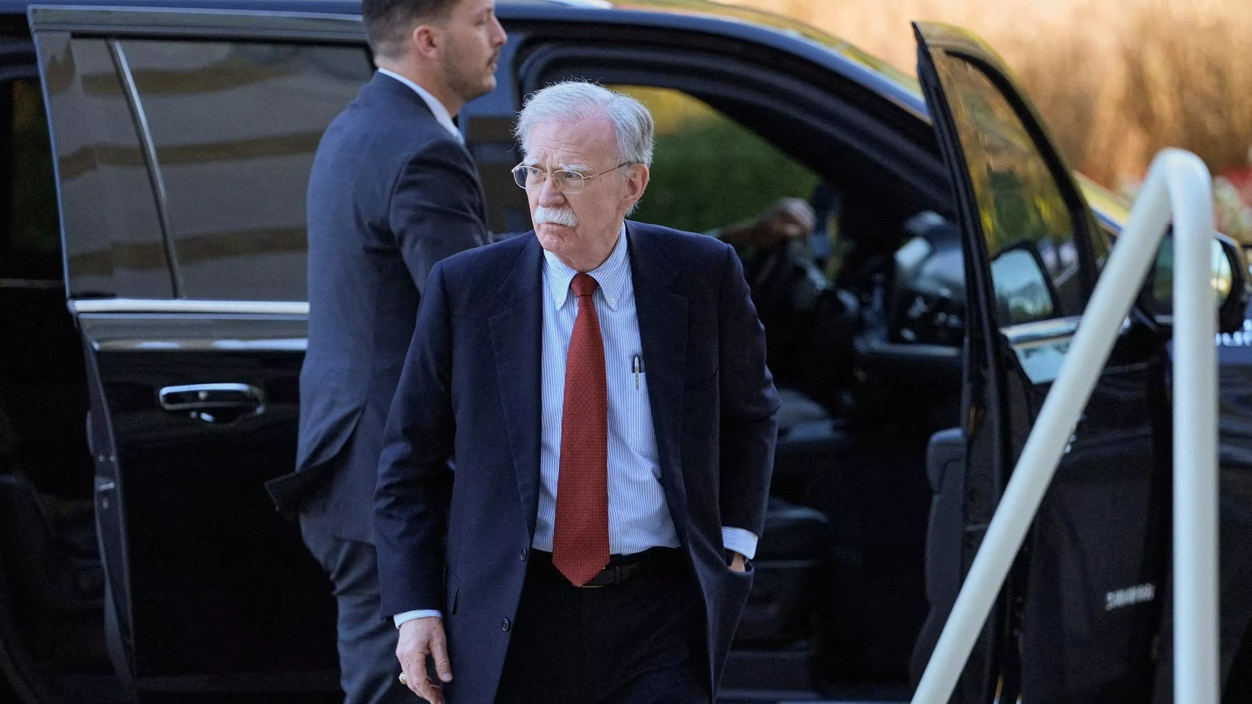 Ex-assessor de Trump, Bolton se entrega após acusação de manipular informações confidenciais