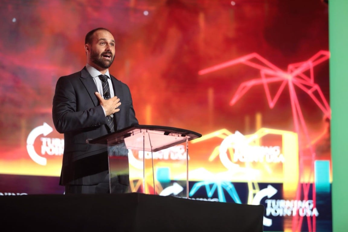 Eduardo Bolsonaro ignora reunião e mantém salário de R$ 46 mil sem trabalhar