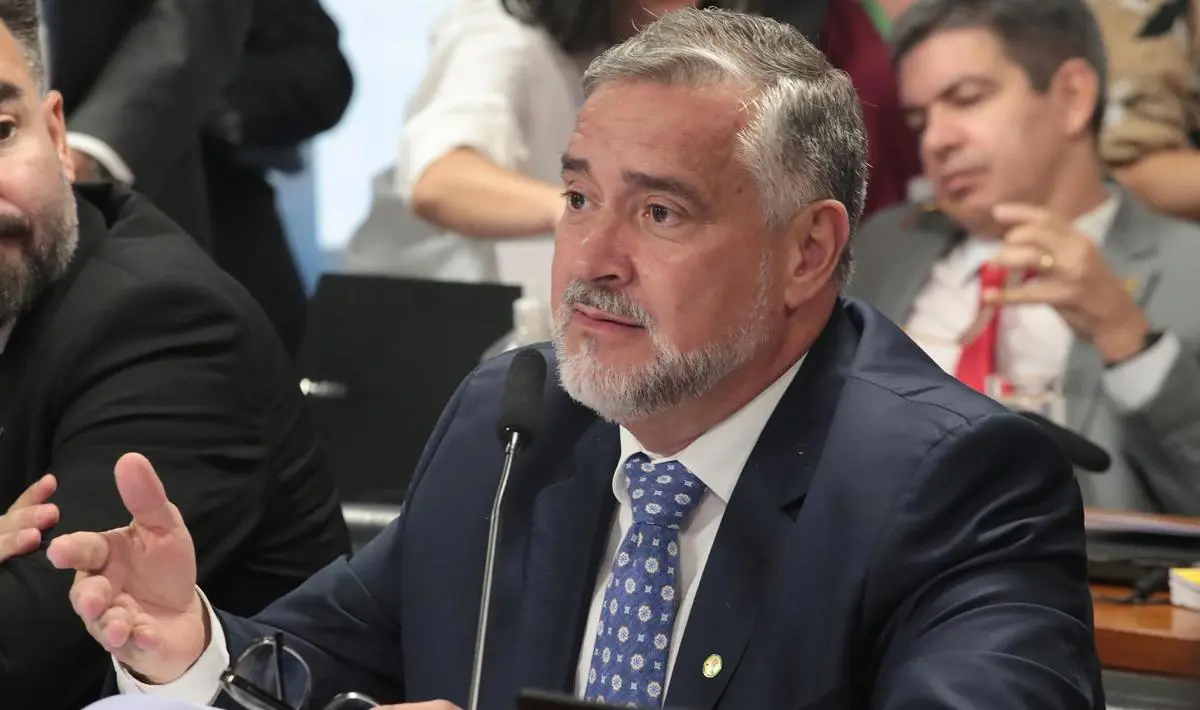 Damares Alves interrompe CPMI do INSS ao defender Michelle Bolsonaro