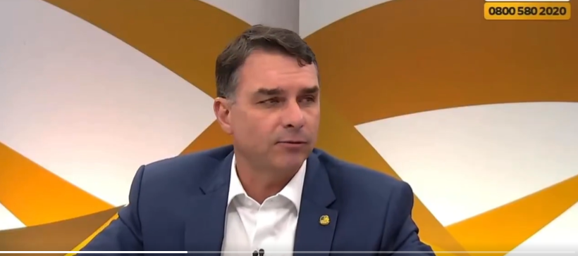 Flávio Bolsonaro afirma ser “mais moderado” e divergir do pai em temas sensíveis