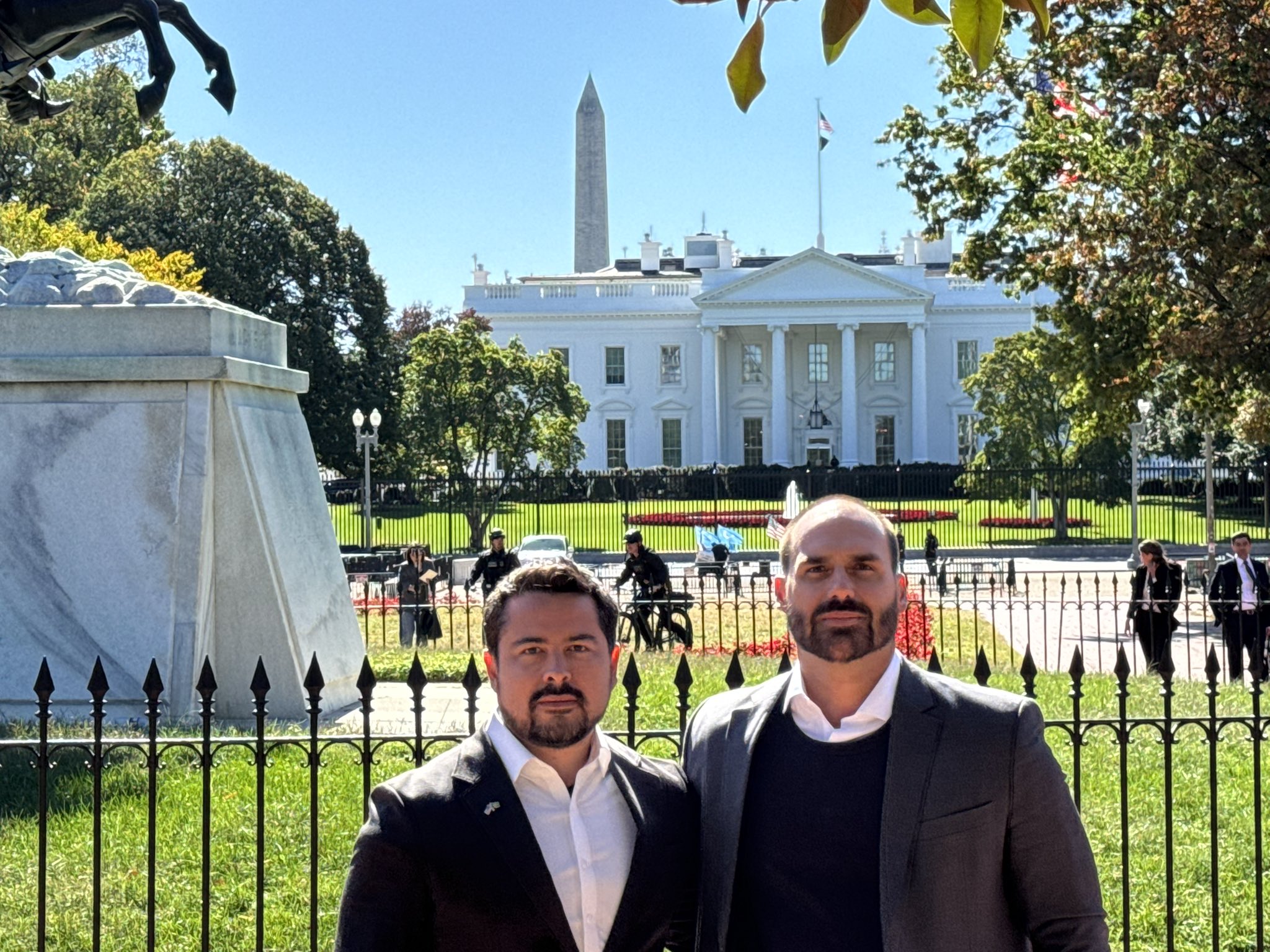 Eduardo Bolsonaro surta no X: a diferença de tratamento da justiça com Paulo Figueiredo