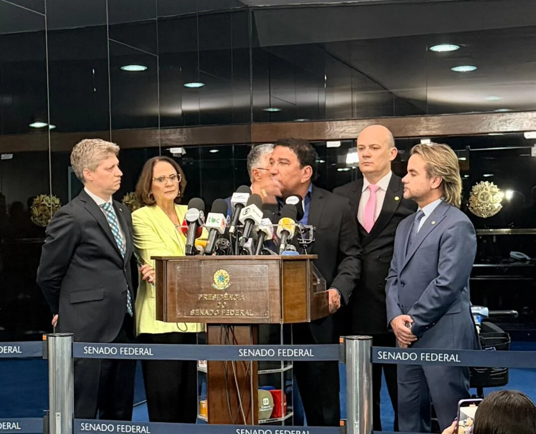 Partido Novo e aliados protocola pedidos de impeachment contra Moraes e Dino por “abuso de poder”