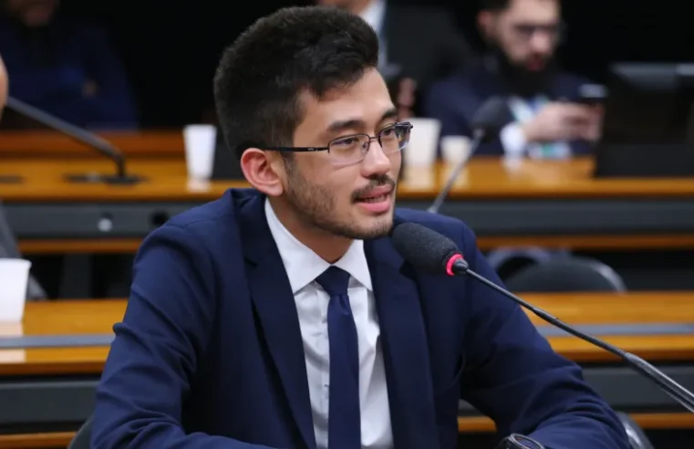 Kim Kataguiri publica foto de bandeira japonesa e elogia premiê do Japão