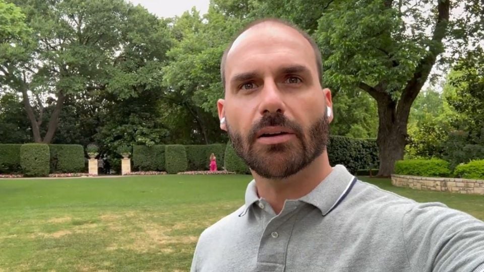 Delírios do “Banana”: nova ameaça surreal de Eduardo Bolsonaro ao Brasil