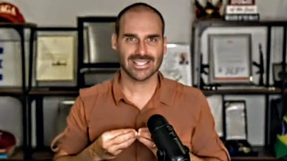 Eduardo Bolsonaro acusa “diferenciação” da Justiça e compara caso de Collor com prisão de Bolsonaro