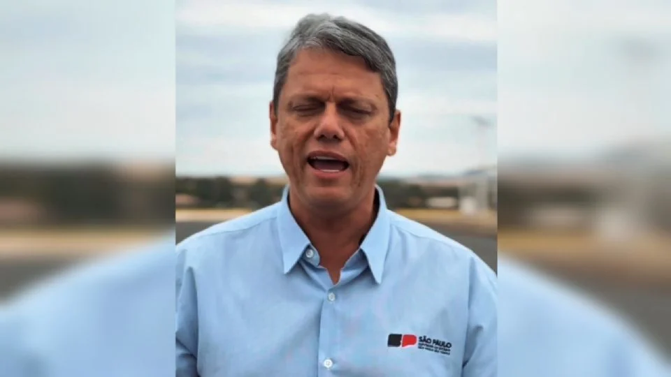 Tarcísio gera vídeo com efeito de “derretimento” e ataca PT: “trabalho por São Paulo”