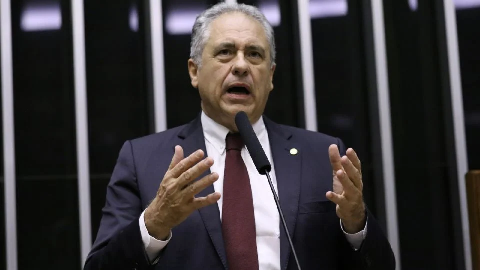 Governo pode editar MP só taxando bets para resolver receita de 2026, diz Zarattini