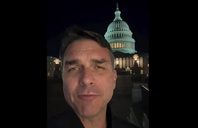 Flávio Bolsonaro aparece em Washington com Eduardo Bolsonaro e causa alvoroço diante do Capitólio dos EUA