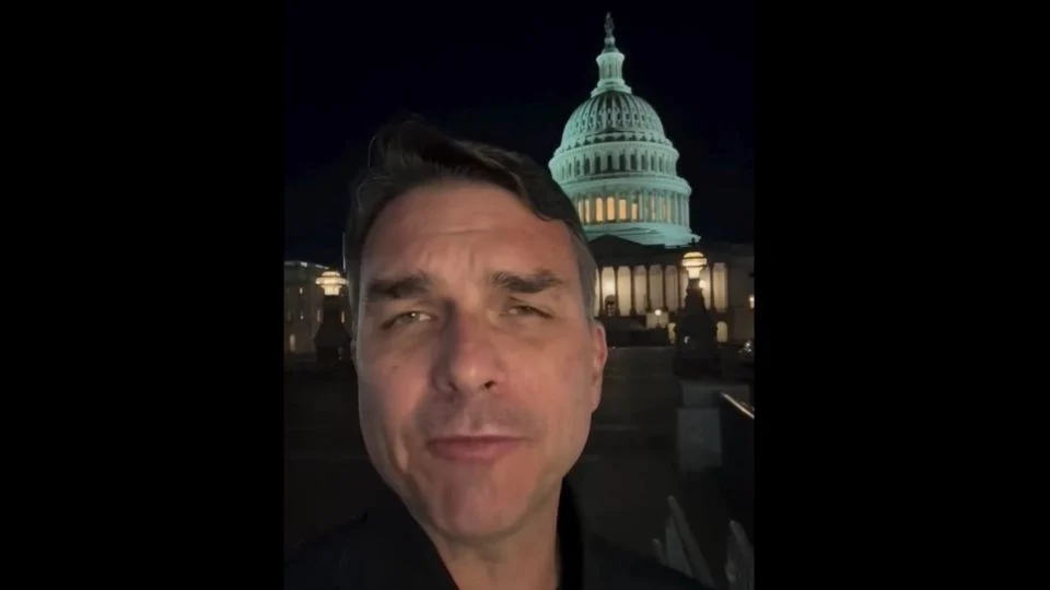Flávio Bolsonaro aparece em Washington com Eduardo Bolsonaro e causa alvoroço diante do Capitólio dos EUA