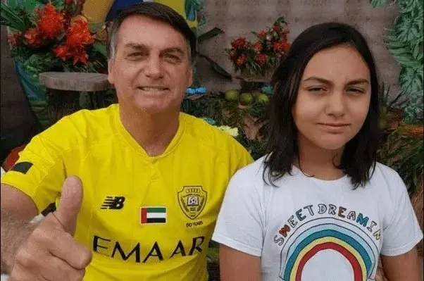 Bolsonaro pede ao STF autorização para festa da filha com presença de Damares Alves